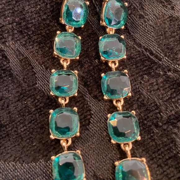 NWOT- FABULOUS EMERALD STYLE DROP EARRINGS - Picture 3 of 9
